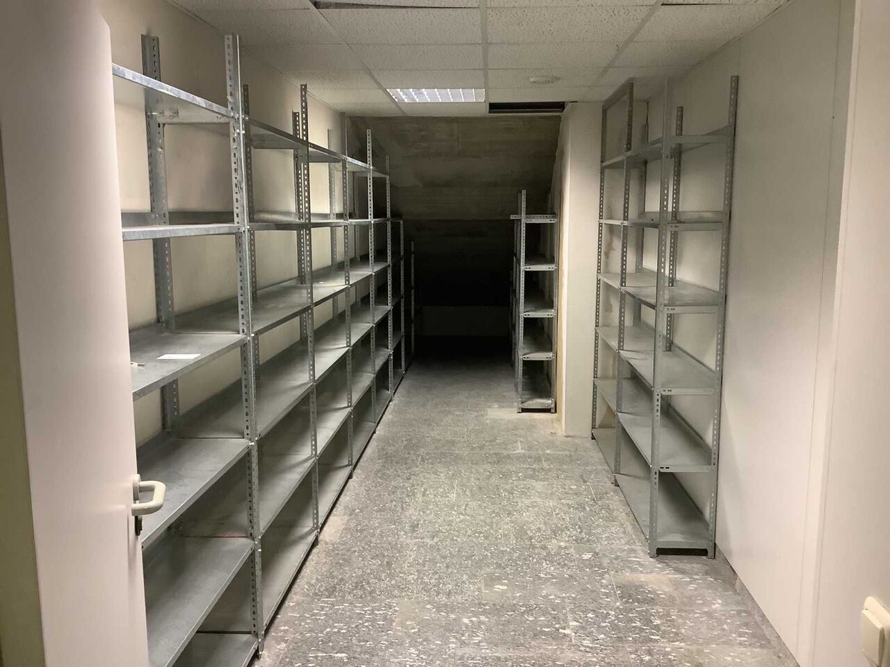 laoriiul Room content: storage rack